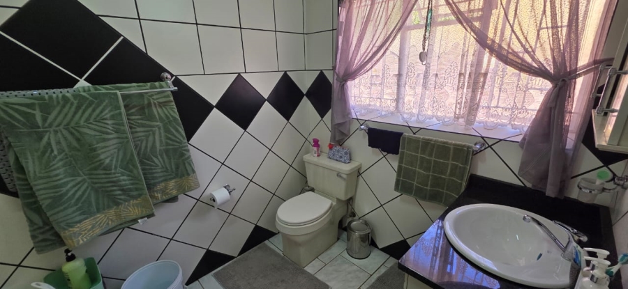 5 Bedroom Property for Sale in Wilkoppies North West